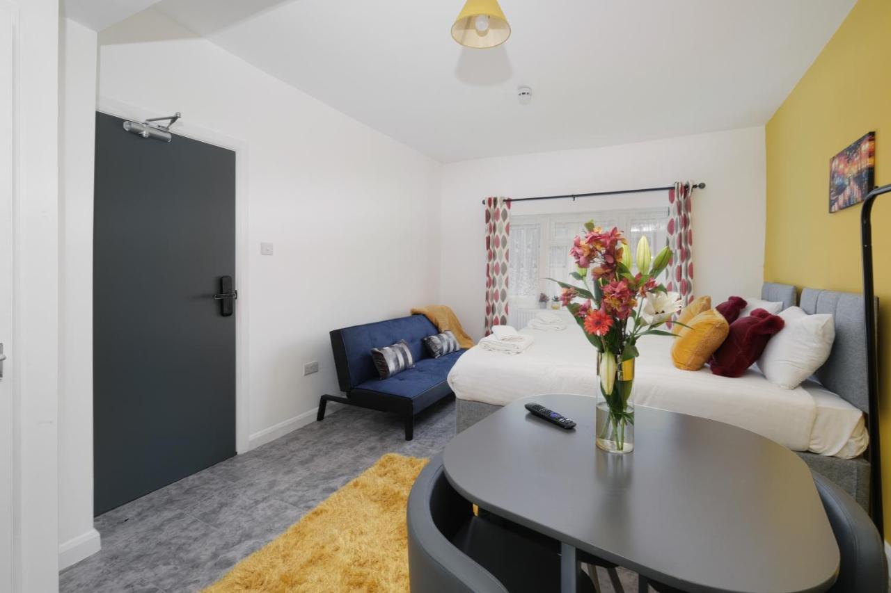 Fernbank Studios Sudbury Hill Harrow Self-Contained Studios With En-Suite Wembley Bagian luar foto