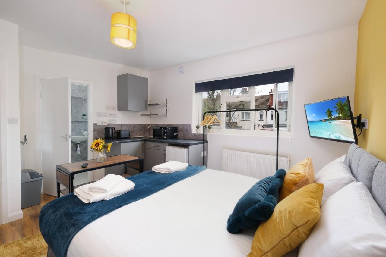 Fernbank Studios Sudbury Hill Harrow Self-Contained Studios With En-Suite Wembley Bagian luar foto