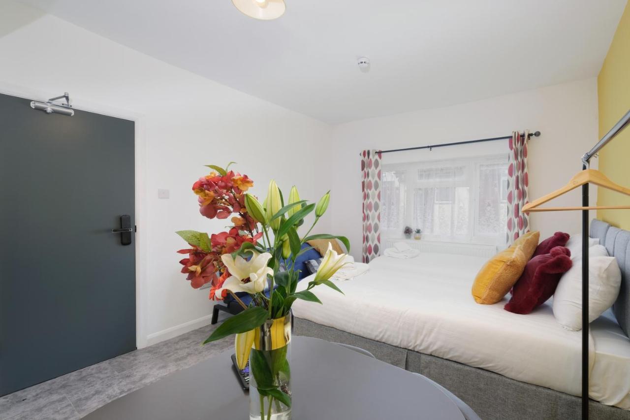 Fernbank Studios Sudbury Hill Harrow Self-Contained Studios With En-Suite Wembley Bagian luar foto