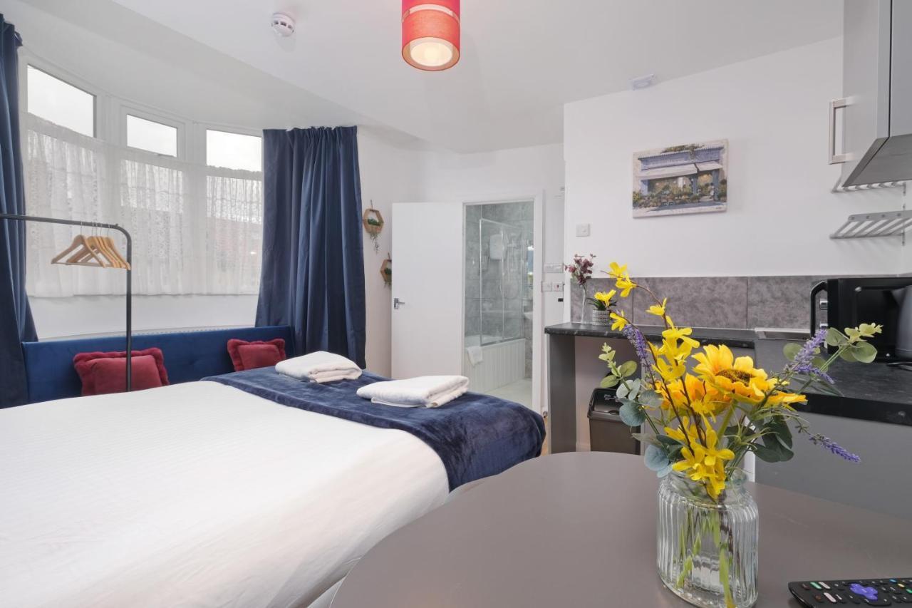 Fernbank Studios Sudbury Hill Harrow Self-Contained Studios With En-Suite Wembley Bagian luar foto